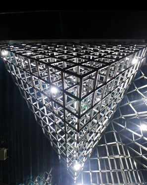 三角錐 ライトアップ